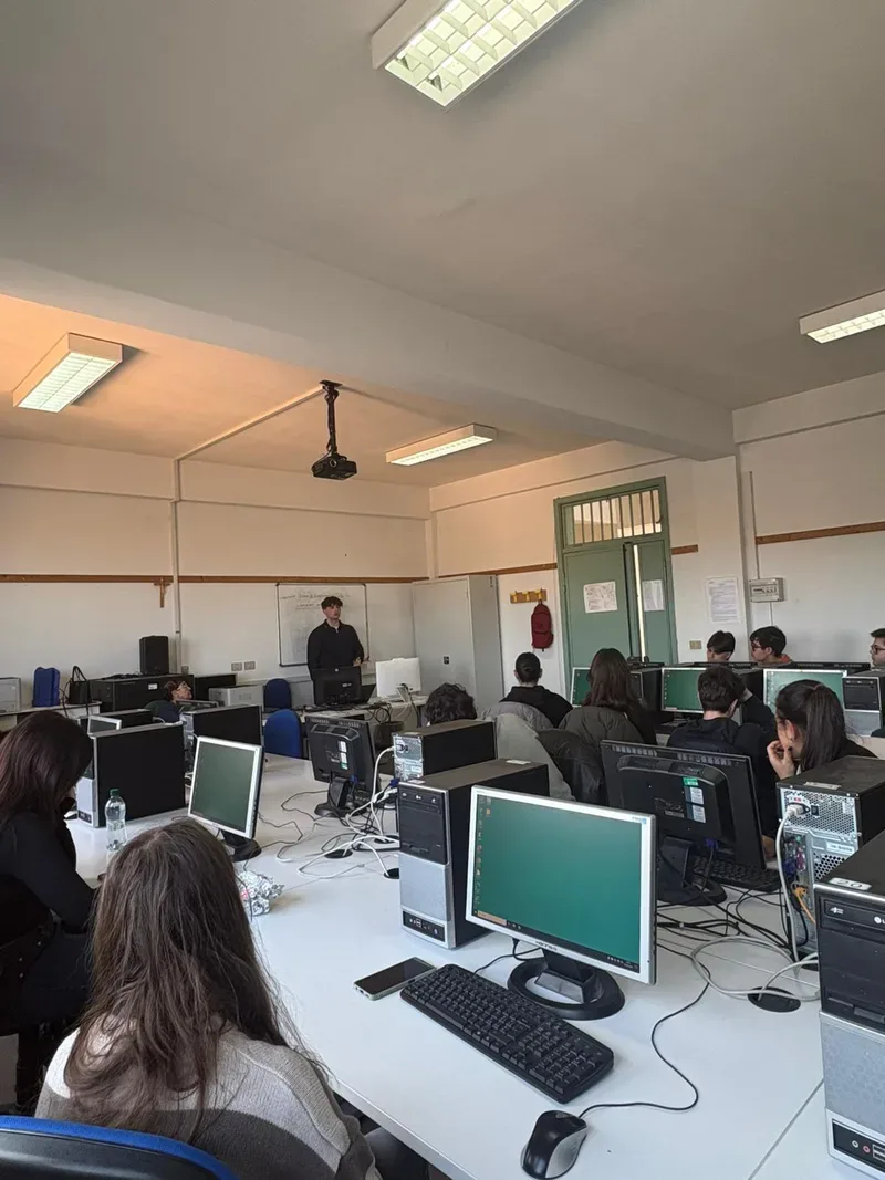 Studenti dell'Istituto Gulli e Pennisi di Acireale in aula informatica durante il laboratorio Game4AI sull'intelligenza artificiale
