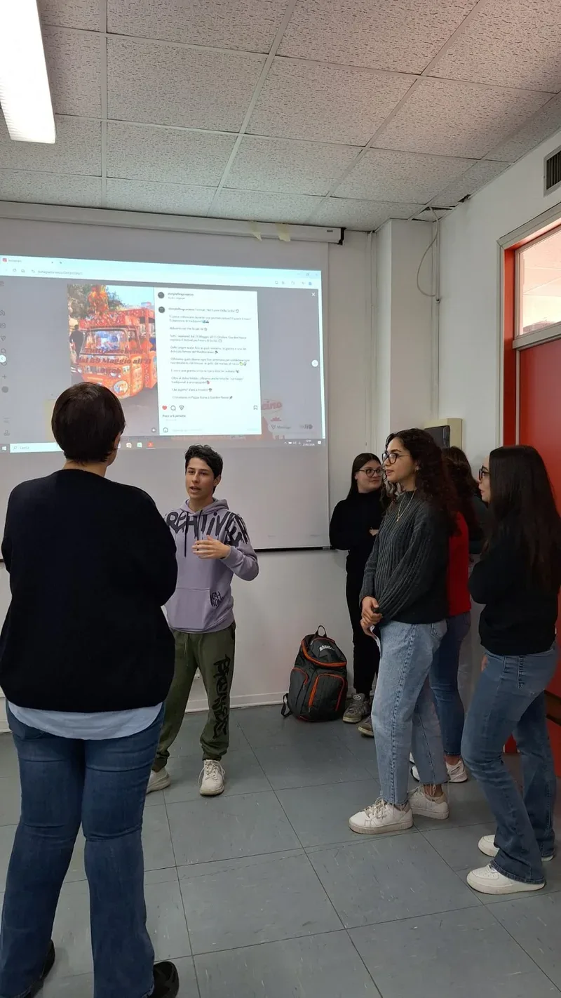 Studenti dell'IPSSEOA Falcone di Giarre presentano un post Instagram proiettato in aula durante il laboratorio di storytelling culinario